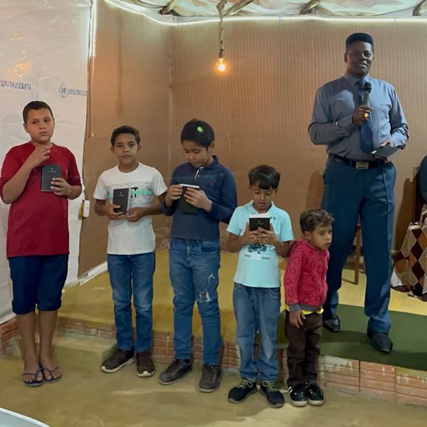 Evangelismo e Doação de Bíblias em Pontezinha A Palavra foi anunciada com amor e propósito - Cruz e Graça