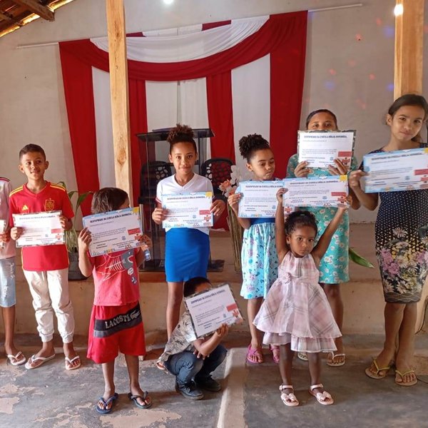 Evangelismo com crianças na congregação de Larga - Cruz e Graça